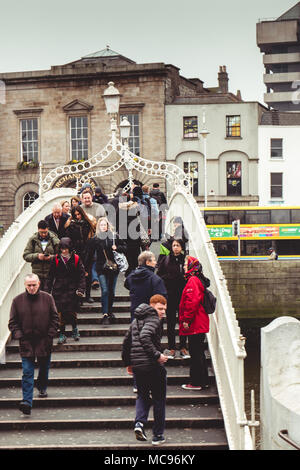 April 12th, 2018, Dublin Irlande - Le Ha'penny Bridge, officiellement la Liffey Bridge, est un pont piétonnier construit en mai 1816 sur la Liffey Banque D'Images