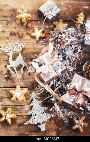 Couronne de Noël avec du gingembre cookies, silver stars, cônes, de noisette, d'anis, ruban, ruban, flocons de neige, les rennes. Vue de dessus, copiez l'espace, la lumière, sno bokeh Banque D'Images