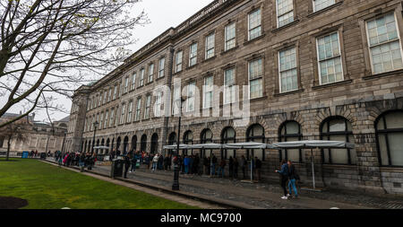 April 12th, 2018, Dublin, Irlande - file d'attente pour le Livre de Kells à Trinity College, largement considérée comme la plus prestigieuse université en Irlande Banque D'Images