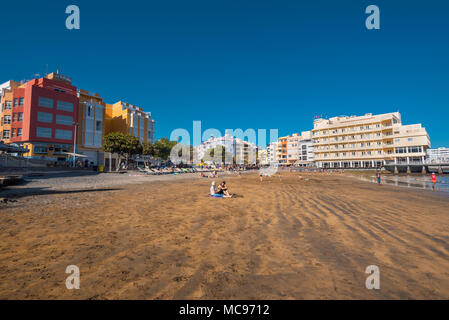 El Medano, Espagne - 11 Avril 2018 : détente touristiques à El Medano beach, Tenerife, Canaries, Espagne. Banque D'Images