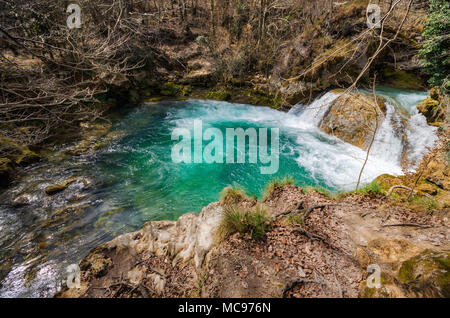 Cascade dans le parc naturel Urederra, Navarre, Espagne. Banque D'Images