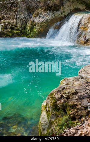 Cascade dans le parc naturel Urederra, Navarre, Espagne. Banque D'Images