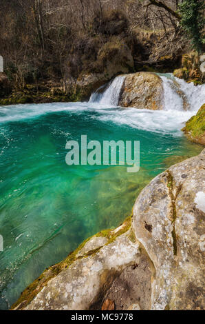 Cascade dans le parc naturel Urederra, Navarre, Espagne. Banque D'Images