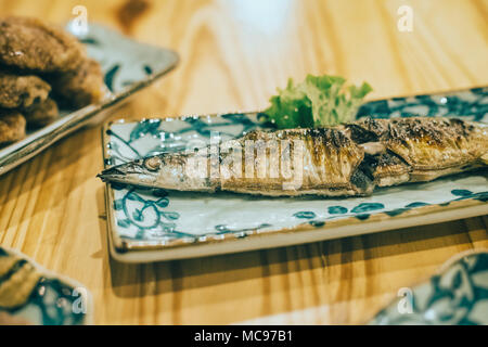 La nourriture japonaise au restaurant izakaya de nuit. Banque D'Images