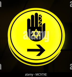 Toilettes, wc pour hassid (juif religieux). Le symbole jaune vif sur fond sombre. Copy space Banque D'Images