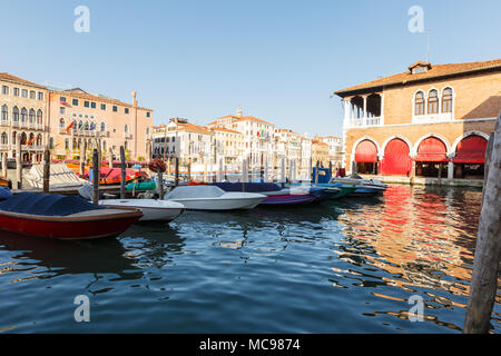 Venise, Italie - juin, 21, 2013 : construction du marché de fruits de mer de openair vide Mercato di Rialto de Venise, et le Grand canal. Vue du Ferry terminal Rialto Banque D'Images