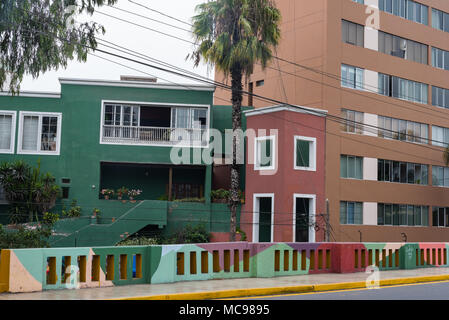 Lima, Pérou -- 13 avril, 2018. Un amd lumineux peint multicolore clôture devant de résidences dans le quartier Barranco District de Lima, Pérou. Editoria Banque D'Images