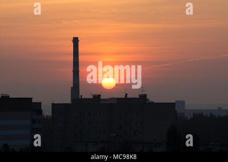 Jaune énorme soleil se lève sur la ville Banque D'Images