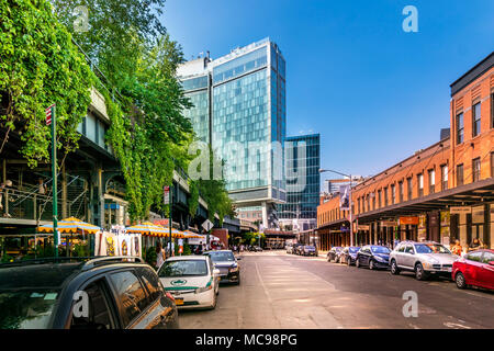 Manhattan, New York City - 14 juin 2017 : NYC Vue sur la ville de Washington Street à la construction Standard avec le parc High Line au-dessus et la vie urbaine en th Banque D'Images