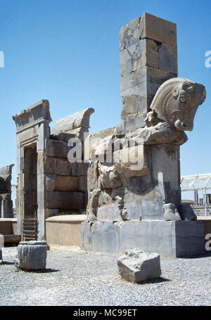 ºPersepolis , ancienne capitale de l'Empire achéménide, fondée par Darius I (522-486 avant J.-C.). Palais de 100 colonnes. Il a été lancé par Xerxès I (486-465 BC) ) et fini par Artaxerxès I (465-424 avant J.-C.). En forme de colonne comme un taureau à l'entrée du Nord, 5e siècle avant J.-C.. République islamique d'Iran. Banque D'Images