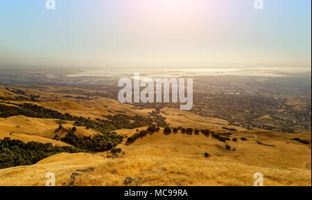 Sud Est de la baie de San Francisco, également connu sous le nom de Silicon Valley, vu depuis le pic de la Mission sur une vague de l'après-midi. Banque D'Images