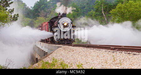 Blowdowdowns de 1917 Baldwin 'Pershing' locomotive à vapeur 300, classification de consolidation, traversant le pont de la rivière Neches (runbys) est du Texas. Banque D'Images