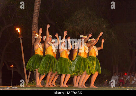 Danseuses à Old LaHaina luau hawaïen sur l'île de Maui à Hawaii. Banque D'Images