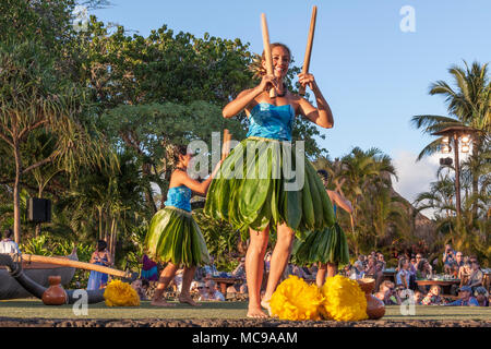 Danseuses à Old LaHaina luau hawaïen sur l'île de Maui à Hawaii. Banque D'Images