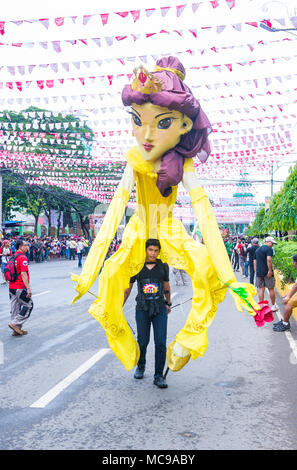 Giant Puppet au festival de Sinulog à Cebu Philippines Banque D'Images