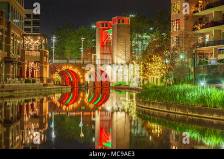 Bel éclairage de nuit en décembre sur le Woodlands Waterway, à The Woodlands, Texas. Banque D'Images