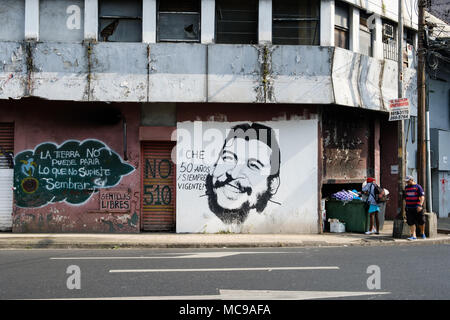 La ville de Panama, Panama - mars 2018 : graffiti politique, portrait d'Ernesto Che Guevara, le révolutionnaire marxiste argentin et la guérilla de la C Banque D'Images