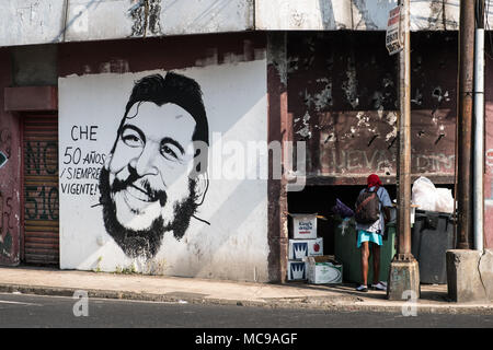 La ville de Panama, Panama - mars 2018 : graffiti politique, portrait d'Ernesto Che Guevara, le révolutionnaire marxiste argentin et la guérilla de la C Banque D'Images