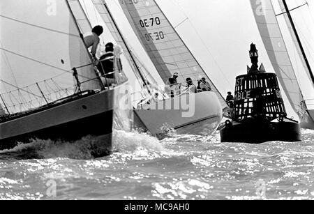 AJAXNETPHOTO. 1977. SOLENT, en Angleterre. L'ADMIRAL'S CUP - 3ème course côtière - FLOTTE DIRIGÉE PAR MIYAKADORI OUEST ARRONDISSEMENT BRAMBLE BOUÉE. PHOTO:JONATHAN EASTLAND/AJAX REF:1977 8027 1 Banque D'Images