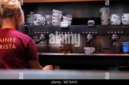 AJAXNETPHOTO. En 2018. WORTHING, Angleterre. - MACHINE À CAFÉ - café barista STAGIAIRE PRÉPARER LES COMMANDES DES CLIENTS DANS UN CAFÉ RESTAURANT NERO SUR LA CÔTE SUD. PHOTO:JONATHAN EASTLAND/AJAX REF:180303 6844 Banque D'Images