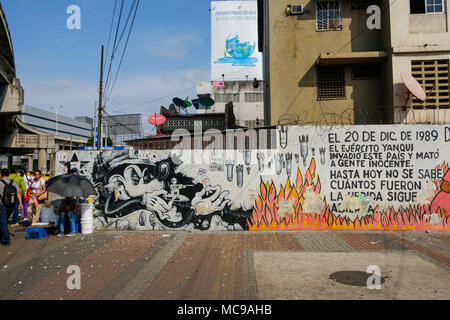 La ville de Panama, Panama - mars 2018 : Graffiti politique dans la ville de Panama, se référant à l'invasion américaine du Panama en 1989 Banque D'Images