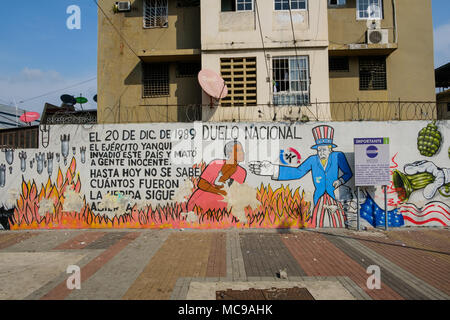 La ville de Panama, Panama - mars 2018 : Graffiti politique dans la ville de Panama, se référant à l'invasion américaine du Panama en 1989 Banque D'Images