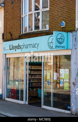 Une succursale de Lloyd's pharmacy high street et chimiste revendeur ou prescription shop pour le NHS. Médicaments et de drogues, des articles de toilette et produits d'hygiène. Banque D'Images
