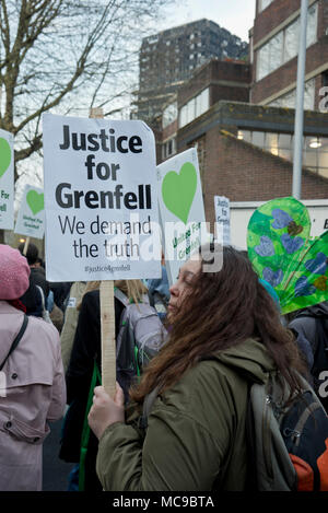 Manifestations silencieuse par des survivants et des voisins de la tour de Grenfell, bloc des incendies à pied passé ses restes incendié à London,UK Banque D'Images