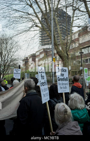 Manifestations silencieuse par des survivants et des voisins de la tour de Grenfell, bloc des incendies à pied passé ses restes incendié à London,UK Banque D'Images