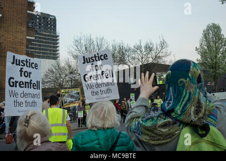 Manifestations silencieuse par des survivants et des voisins de la tour de Grenfell, bloc des incendies à pied passé ses restes incendié à London,UK Banque D'Images