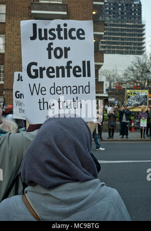 Manifestations silencieuse par des survivants et des voisins de la tour de Grenfell, bloc des incendies à pied passé ses restes incendié à London,UK Banque D'Images