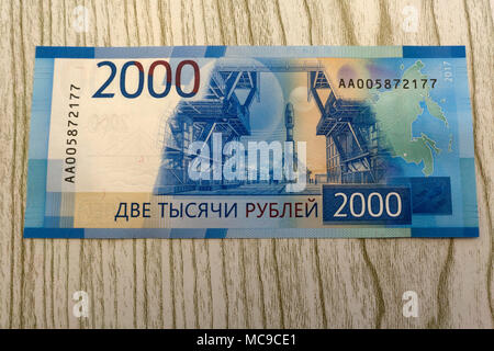 Deux mille roubles avec un billet de banque. Nouveau billet de russe en deux mille roubles en 2017. Paiement argent bleu papier Banque D'Images