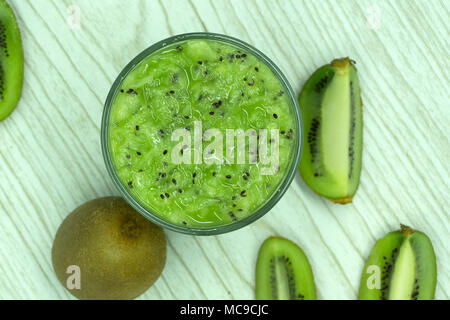 Verre de gauche près de smoothie de légumes vert céleri ingrédients, avocat, concombre, kiwi, pomme, banane, citron et herbes sur fond de bois. Ve vert Banque D'Images