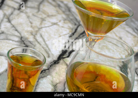 Des matières premières fermentées kombucha plateau avec différents arômes. Sain naturel boisson aromatisée aux probiotiques. Copy space Banque D'Images