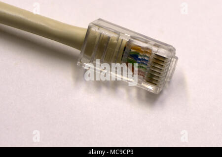 Gros plan du réseau câble Ethernet bleu sur fond blanc avec un espace réservé au texte Banque D'Images