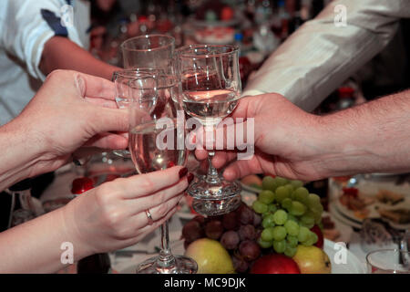 La nourriture et le vin réunit les gens Banque D'Images