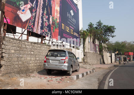 HYDERABAD, INDE - AVRIL 03,2018. Une voiture est garée sur le trottoir signifiait pour les piétons à Hyderabad, Inde Banque D'Images