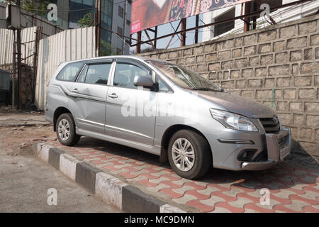 HYDERABAD, INDE - AVRIL 03,2018. Une voiture est garée sur le trottoir signifiait pour les piétons à Hyderabad, Inde Banque D'Images