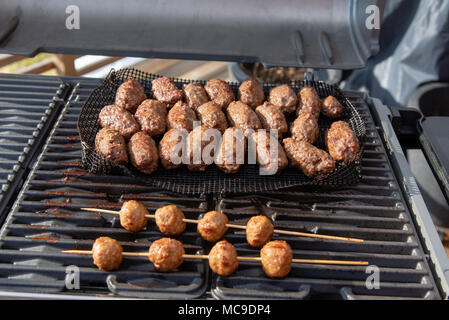 Beaucoup de saucisses cevapcici sur un barbecue en Suède Banque D'Images