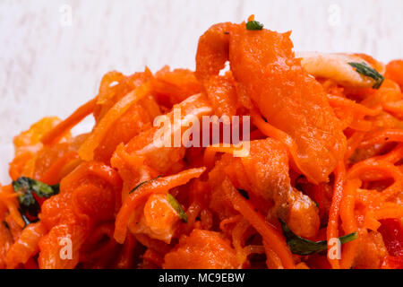 Carottes marinées avec des poissons dans le bol Banque D'Images