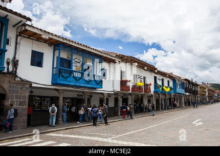 CUSCO, PÉROU - 1 janvier 2018 : personnes non identifiées dans la rue de Cusco, Pérou. l'ensemble de la ville de Cusco a été désigné site du patrimoine mondial de l'UNESCO Banque D'Images