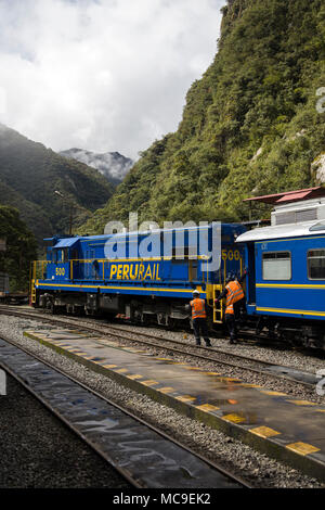 AGUAS CALIENTES, PÉROU - le 5 janvier 2018 : PeruRail train à Aguas Calientes, le Pérou. PeruRail a été fondée en 1999. Banque D'Images