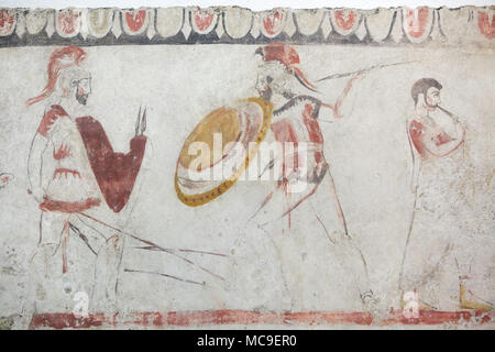 Duel de guerriers et un joueur de flûte représenté dans la fresque de Lucane autour de 340 av. de la tombe 58 de la Nécropole Andriuolo en exposition dans le musée archéologique de Paestum (Museo Archeologico di Paestum) à Paestum, en Campanie, Italie. Banque D'Images