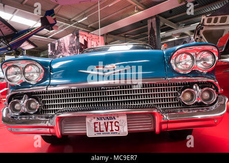 Blue vintage car de l'American Dream Cars Collection avec la plaque d'immatriculation inscrit 'ELVIS', Auto & Technik Museum, Berlin, Allemagne Banque D'Images