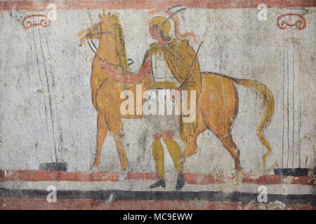 Retour du guerrier représenté dans la fresque de Lucane 330-320 BC de la tombe 114 de la Nécropole Andriuolo en exposition dans le musée archéologique de Paestum (Museo Archeologico di Paestum) à Paestum, en Campanie, Italie. Banque D'Images