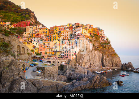 Belle vue de Manarola villages de Cinque Terre l'un des cinq terres colorées célèbres et beaux villages d'Italie, et la ville a été cédée à Banque D'Images