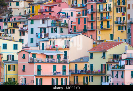 Belle vue de Manarola villages de Cinque Terre l'un des cinq terres colorées célèbres et beaux villages d'Italie, et la ville a été cédée à Banque D'Images