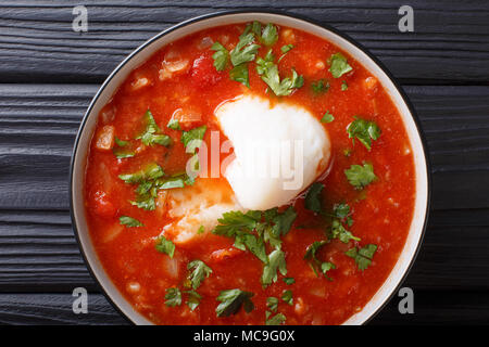 Poisson délicieux ragoût de tomate avec des légumes close-up dans un bol sur la table. Haut horizontale Vue de dessus Banque D'Images