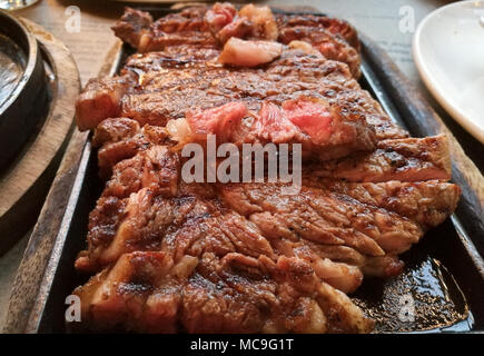 De 45 jours à sec français moyen angus steak de boeuf sur plaque chauffante Banque D'Images