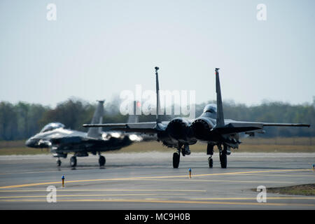 Deux F-15E Strike Eagles du 335e Escadron de chasse taxi sur la piste pour participer à talon, rasoir, 6 avril 2018, à Seymour Johnson Air Force Base, la Caroline du Nord. Razor Talon est un mensuel grand-force d'entraînement qui consiste à lutter contre les forces amies à travers l'espace aérien attaquée lors de la destruction de l'air-air et air-sol menaces simulées le long de la Caroline du coût et région du centre du littoral atlantique. (U.S. Air Force photo par un membre de la 1re classe Shawna L. Keyes) Banque D'Images